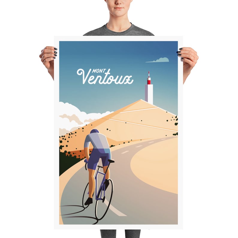 Op de afbeelding: Een fietser rijdt een kronkelende weg op naar de top van de Mont Ventoux, een berg in het departement Vaucluse in het zuidoosten van Frankrijk. De berg is afgebeeld in een gestileerde, vlakke vormgeving met een rode en witte toren op de top.