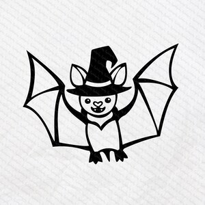 Puede incluir: Ilustración de dibujos animados en blanco y negro de un murciélago con un sombrero de bruja. El murciélago tiene las alas extendidas, una cara sonriente y pies pequeños. El diseño es simple y adecuado para productos temáticos de Halloween.