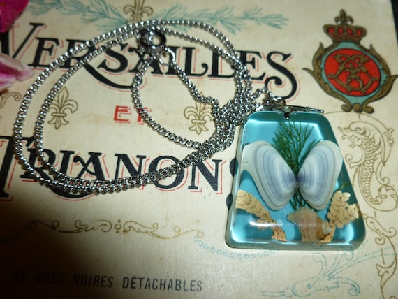 A Fun Mid Century Clear Lucite And Seashell Penda… - image 1