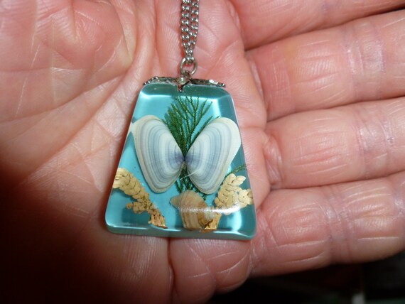 A Fun Mid Century Clear Lucite And Seashell Penda… - image 4