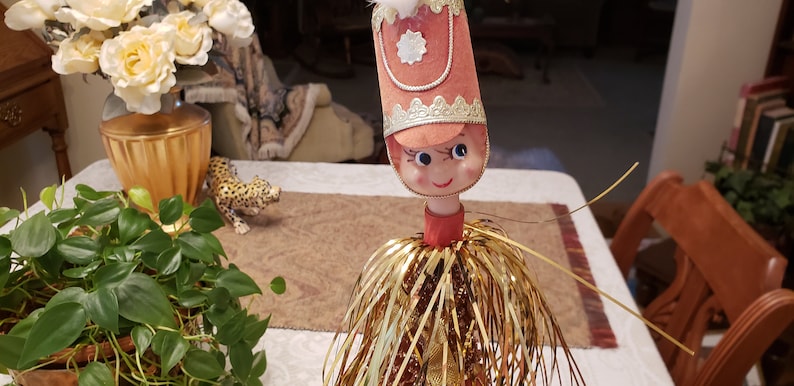 Vintage 1960/'s Toy Soldier Gold Bottle Brush Christmas Tree Music Box Plays Jingle Bells Song