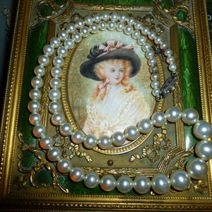 A Lovely Single Strand Simulated Pearl Necklace With Safety Chain / Classic Pearl Necklace / Mid Century / Very Good Condition