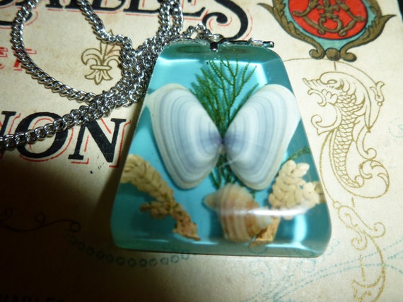 A Fun Mid Century Clear Lucite And Seashell Penda… - image 2