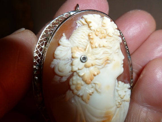 A Large And Very Beautiful Carved Shell And 14K W… - image 4