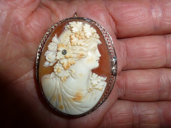 A Large And Very Beautiful Carved Shell And 14K W… - image 8