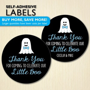 Little Boo Aufkleber, Geist w / Bow Tie Favor Labels für Leckerlibeutel, Popcorn-Boxen, Tassen, Halloween-Babyparty / Jungen-Geburtstagsfeier - Blau