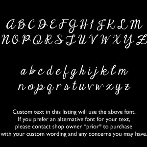 Puede incluir: Un fondo negro muestra las letras may&uacute;sculas y min&uacute;sculas del alfabeto en una fuente cursiva. Tambi&eacute;n est&aacute; presente el texto "Custom text in this listing will use the above font".