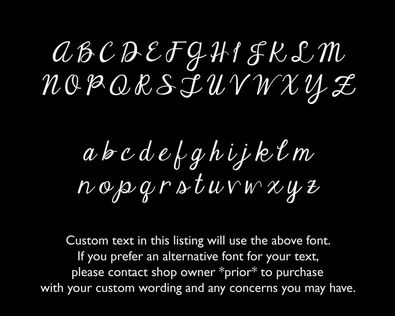 Puede incluir: Un fondo negro muestra las letras may&uacute;sculas y min&uacute;sculas del alfabeto en una fuente cursiva. Tambi&eacute;n est&aacute; presente el texto "Custom text in this listing will use the above font".