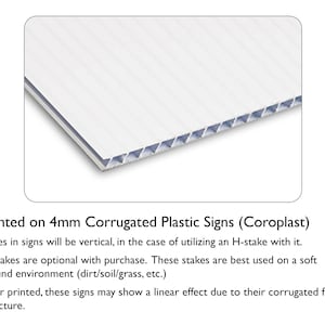 Puede incluir: Un letrero de pl&aacute;stico corrugado blanco, impreso en material de 4 mm. Las flautas son verticales. El texto en el letrero dice: Impreso en letreros de pl&aacute;stico corrugado de 4 mm (Coroplast).