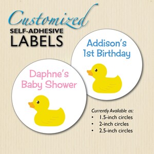 Op de afbeelding: Aangepaste zelfklevende etiketten met een gele badeend-afbeelding. Eén label zegt "Daphne's Baby Shower" in roze, en een ander zegt "Addison's 1st Birthday" in blauw. Verkrijgbaar in cirkels van 3,8, 5,1 en 6,4 cm.