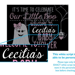 Puede incluir: Un letrero negro de baby shower con el texto "It's Time to Celebrate Our Little Boo Welcome to Cecilia's Baby Shower". Un fantasma de dibujos animados con un lazo rosa est&aacute; a la izquierda. Una ara&ntilde;a y una telara&ntilde;a est&aacute;n a la derecha.