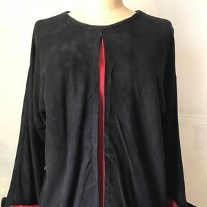 1990er Jahre Schwarzes Wildleder Top mit kräftigen Roten Leder Akzenten - Größe M - Kantig & Einzigartig