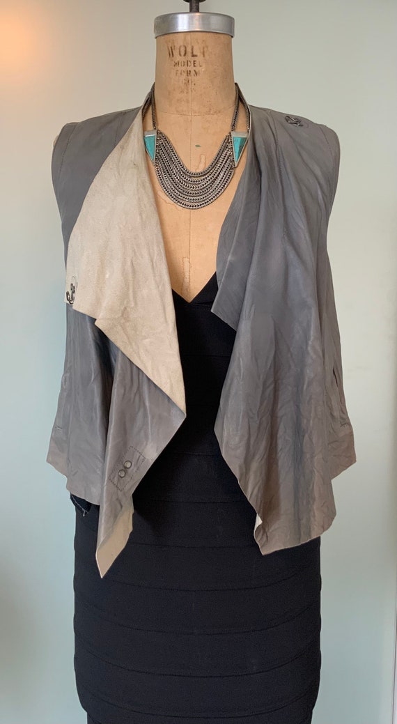 Boho chic 100% leather vest in stylish gray, size 