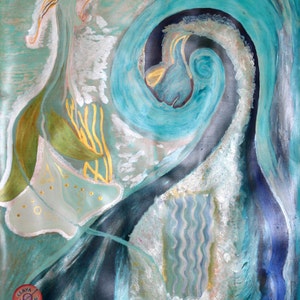 Puede incluir: Pintura abstracta con colores azules y verdes en espiral, acentos dorados y reflejos blancos. La pintura presenta una figura estilizada con una forma fluida y ondulada. El texto "IMAGE A" es visible en la parte inferior de la pintura, junto con la información del sitio web de Elaya Anouk Vellino.