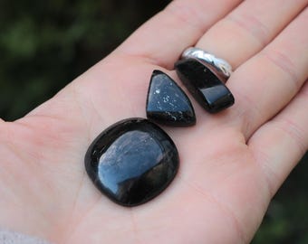 Greenland Nuummite Stones: a little Nuummites Kit!  3 Nuummites stones, 2 small ones and a bigger one