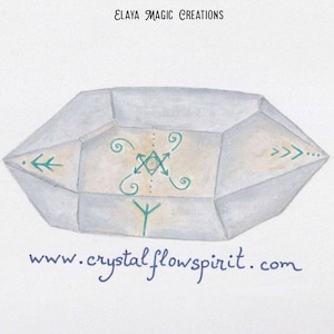 Puede incluir: Una ilustración dibujada a mano de un cristal con un diseño en color turquesa y blanco en su interior. El cristal es gris y tiene una forma geométrica. El texto "www.crystalflowspirit.com" está escrito debajo del cristal.