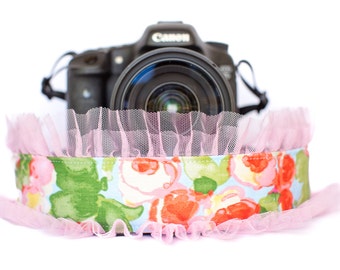 Correa de la cámara floral con tul rosa luz