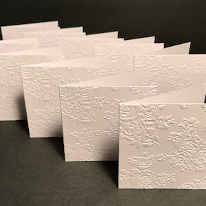 3 x 3 minikaarten met bloemenreliëf en enveloppen met envelopzegel, kleine kaartenset, handgemaakte blanco minikaarten van 3 x 3 met enveloppen, set van 10