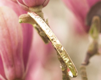 Brass cuff bracelet with hammered center, simple and modern (sold individually) •