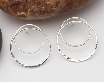 Earrings in silver with rings and hammered sparks •