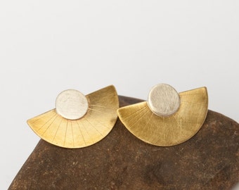 Very stylish earrings in brass and silver, in a half moon shape with fine engravings. •