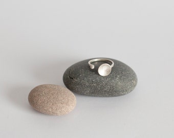 Sterling silver organic ring combining a soft domed circle and a tiny silver ball, slightly adjustable •