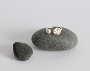 Sterling silver organic ring combining a soft 'pearl' in silver and a very organic textured piece, slightly adjustable •