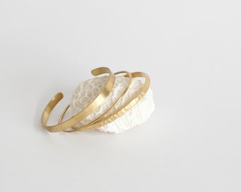Set of 3 different brass cuff bracelets: 1 large one with brushed finish, +1 delicate thin one +1 with hammered finish •