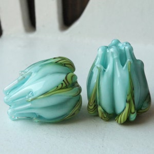 Landkarte Blaue Blütenknospen aka Rose Knospenpaar von Sabrina Koebel Handgefertigte Glasperlen