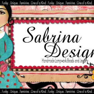 Pode incluir: Uma ilustra&ccedil;&atilde;o caprichosa de uma mulher com um vestido de bolinhas vermelhas e brancas, segurando uma figura de sapo verde. A imagem &eacute; emoldurada com uma borda xadrez vermelha e preta e o texto "Sabrina Design Handmade Lampwork Beads and Jewelry".