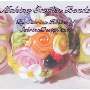 Può includere: Primo piano di una perlina di vetro colorata con un motivo floreale. La perlina presenta fiori di vetro rosa, giallo, arancione e verde, oltre a una coccinella. La perlina fa parte di un gioiello più grande.