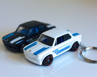 BMW 2002 - Hot Wheels fundidos em chaveiro