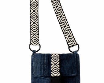 Bolso bandolera de mezclilla reciclada con correa estampada