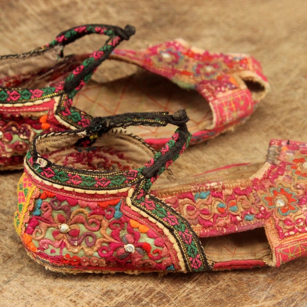 Stunning Vintage Tribal Handmade sandals Embroidered Colorful Small infants toddlers shoes US 6.5 UK 5.5 EU 22