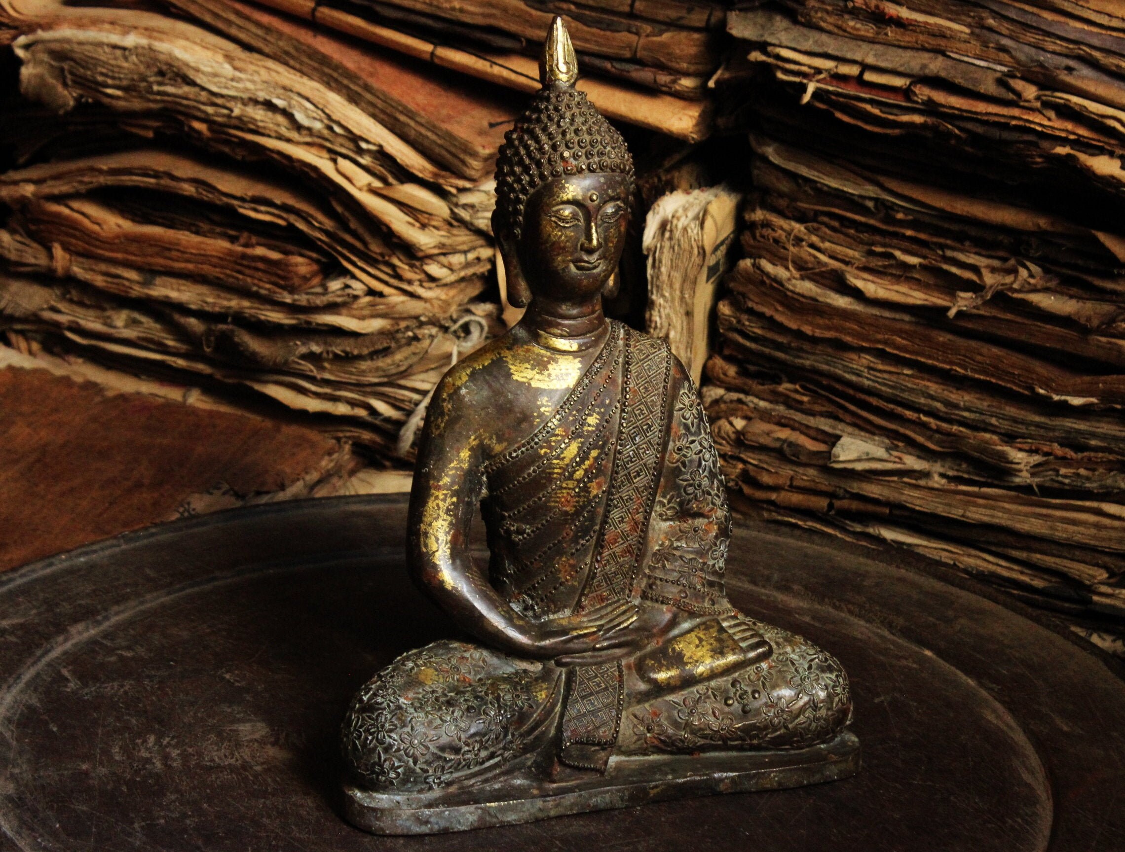 Statua di Buddha tailandese seduto Dhyana mudra viola nero 21.5 cm