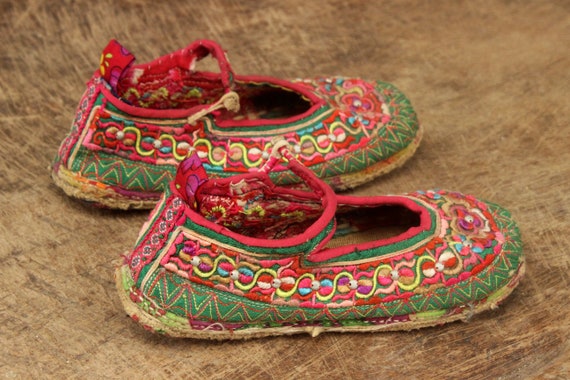 Stunning Vintage Tribal Handmade Pumps Embroidere… - image 1