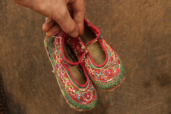 Stunning Vintage Tribal Handmade Pumps Embroidere… - image 2