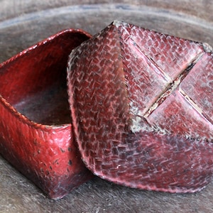 Scatola laccata antica birmana del XIX-XX secolo, contenitore in legno rosso fatto a mano, in rattan di bambù e betel, dipinta a mano