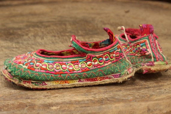 Stunning Vintage Tribal Handmade Pumps Embroidere… - image 9