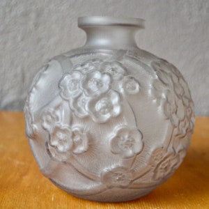 Jarrón de bolas Art Deco en vidrio opalino en color satinado Técnica prensada moldeada Francia 1930 vintage y estilo boho