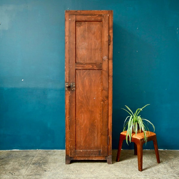 Vestiaire d'atelier ou armoire bonnetière vintage en bois  style vintage industriel et bohème