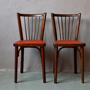 Par de cadeiras de bistrô Baumann em faia e couro sintético vermelho, vintage, lote antigo, estilo parisiense, série boho
