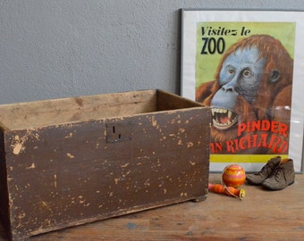 Malle en bois coffre à jouets vintage rétro bohème patiné années 50 brocante boho wabi sabi kid wooden trunk toys box primitive midcentury