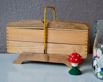 Kleines Nähkästchen, Arbeiternäherin, altes Tischschmuckkästchen, Vintage- und Boho-Chic-Stil