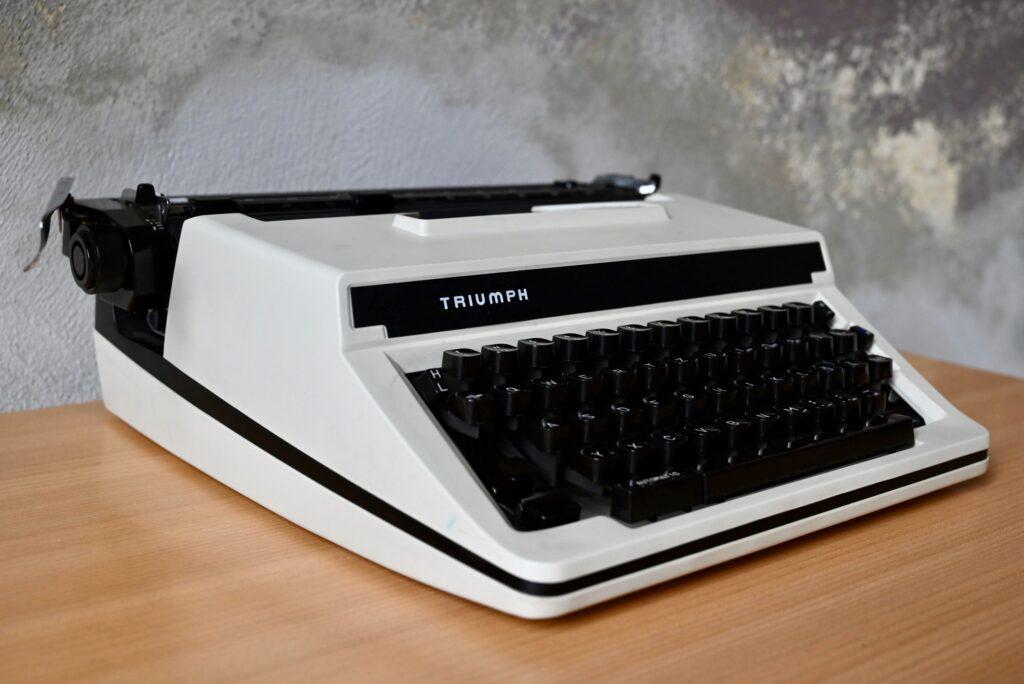 コレクション Typewriter Triumph Gabriele 12 il_fullxfull.6510523233_gjor.jpg