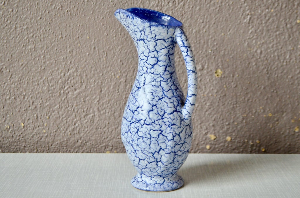 Vase Pichet En Céramique Avec Relief Et Anse - Numéroté 1722/27 - Style Art Déco - Occasion En Bon état