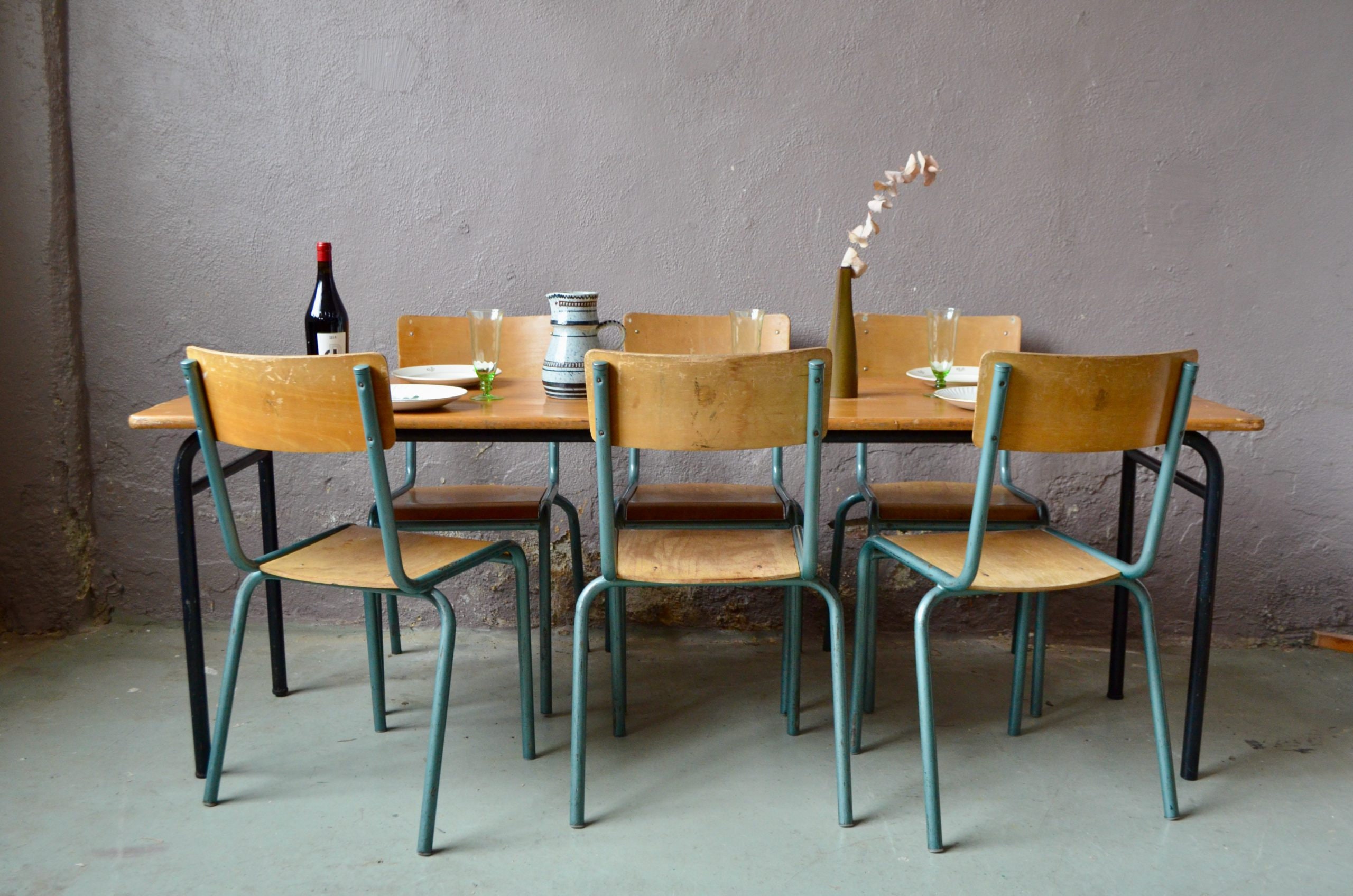 Ensemble de 6 Chaises et Table Anciennes Cantine. Style Vintage Indus Bohème