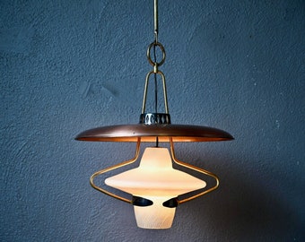 Lámpara de araña o de suspensión en latón y cristal opalino de grandes dimensiones farol vintage modernista de mediados de siglo Francia 1950