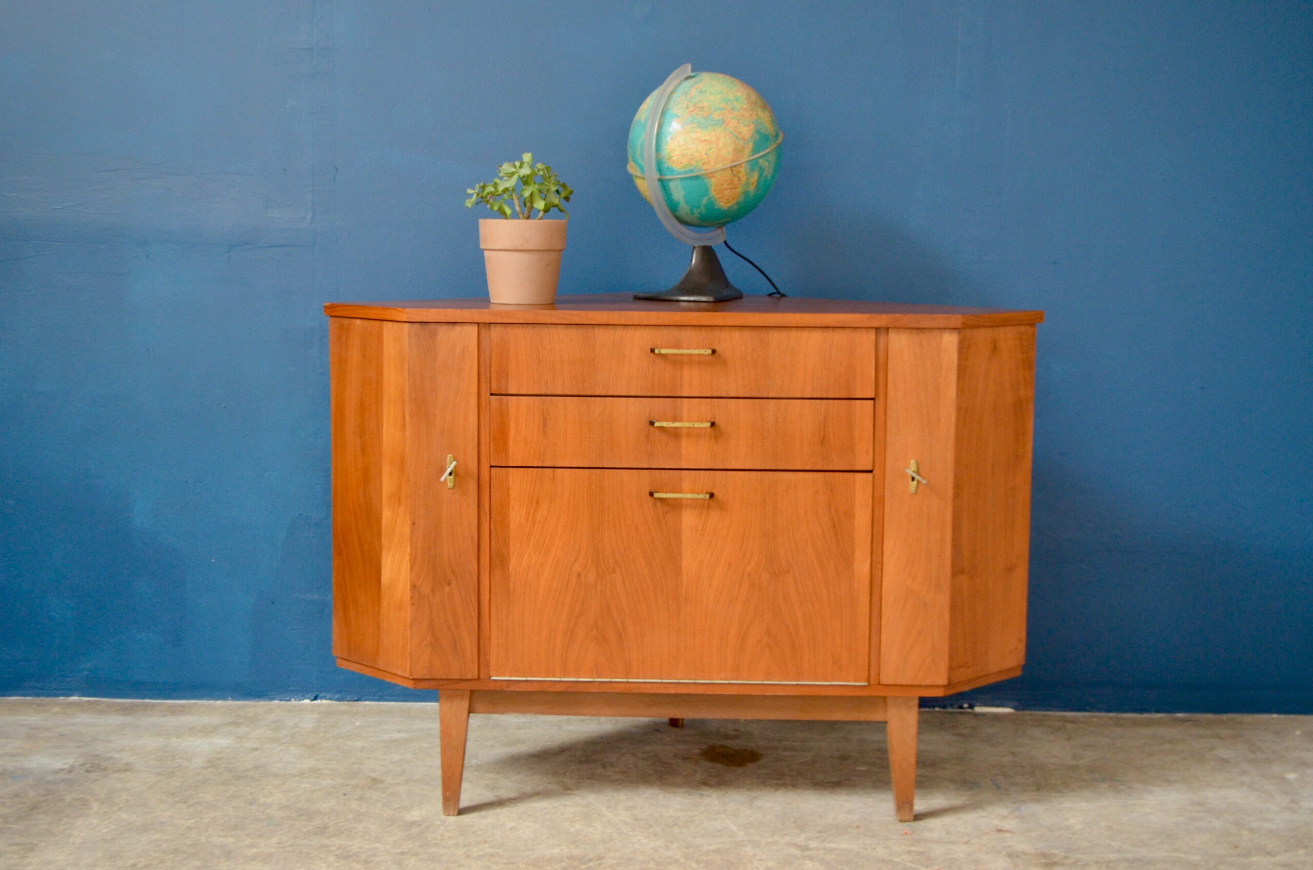 Commode ou Meuble de Coin d'angle Ancien Style Vintage Midcentury et Scandinave