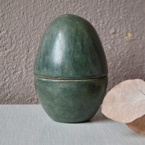 Dekorativer, eiförmiger Keramiktopf mit Deckel, glasierte Terrakotta, Wabi-Sabi-Brutalismus-Stil